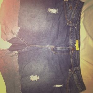 Distressed short